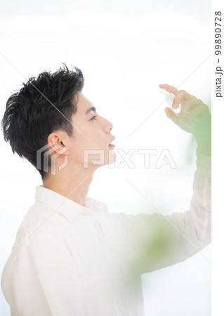 お肌ケアやヘアケアのイメージで使えそうなさわやかな若い男性 お肌ケアやヘアケアのイメージで使えそうなさわやかな若い男性 99890728