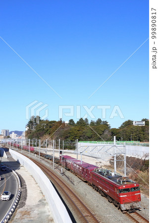 国鉄型交流電気機関車・ED76形牽引の貨物列車 国鉄型交流電気機関車・ED76形牽引の貨物列車 99890817