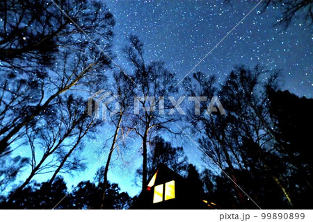12月の夜空と山荘 99890899