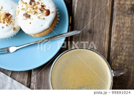 米粉を使ったグルテンフリーのカップシフォンケーキとコーヒー 99891024