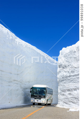 富山立山室堂_雪の大谷の絶景 99891038