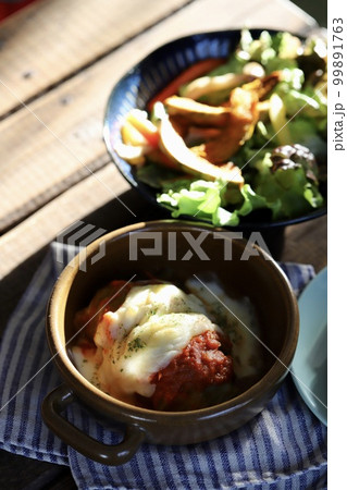 ロールキャベツとサラダで野菜たっぷりヘルシーごはん ロールキャベツとサラダで野菜たっぷりヘルシーごはん 99891763