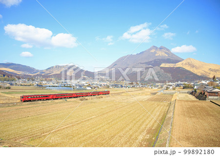 冬の由布院盆地と由布岳 冬の由布院盆地と由布岳 99892180