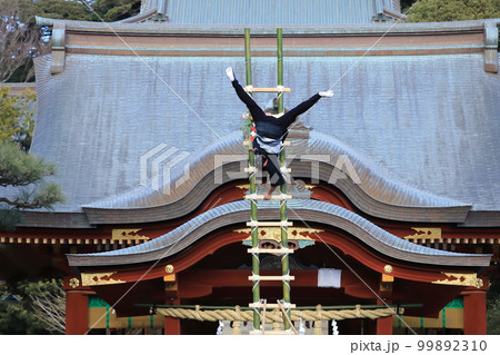 鎌倉鶴岡八幡宮の新年梯子乗り 99892310