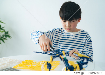 プラモデルを作る男の子 99892883