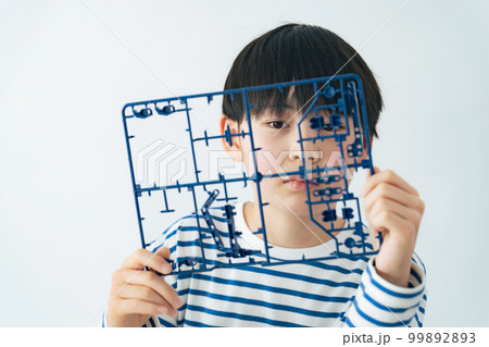 プラモデルを作る男の子 99892893
