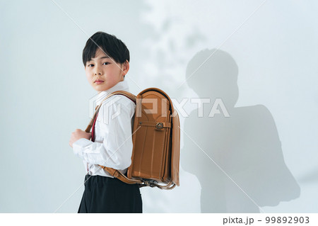 ランドセルを背負った男の子 99892903