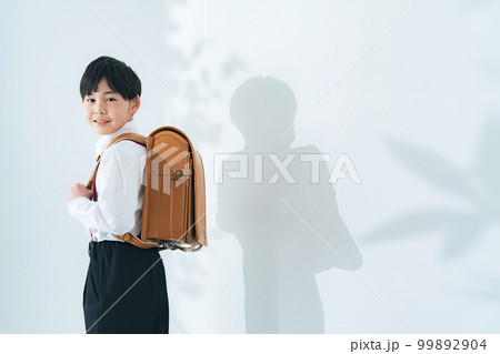 ランドセルを背負った男の子 99892904