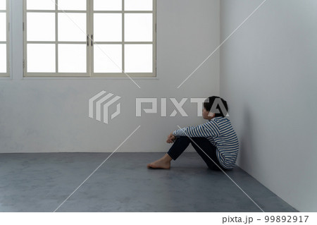 暗い部屋で落ち込む男の子 99892917