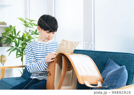 学校道具を準備する男の子 99892919