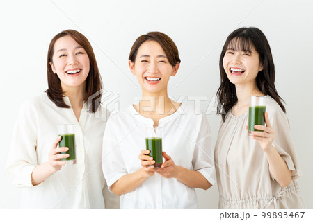 青汁を飲むミドルの女性 青汁を飲むミドルの女性 99893467