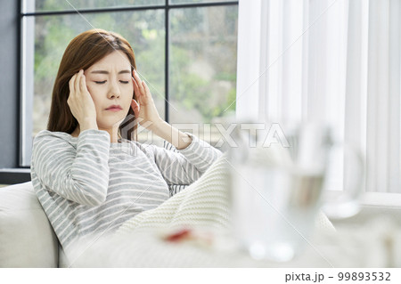 頭痛 若い女性 主婦 99893532
