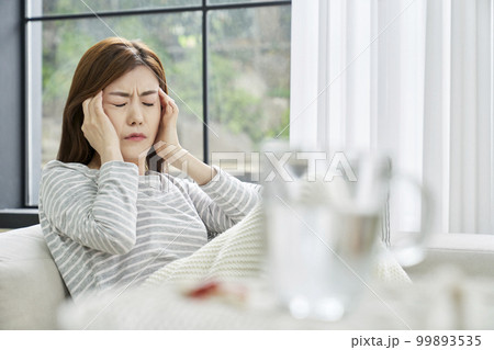 頭痛 若い女性 主婦 99893535