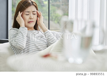 頭痛 若い女性 主婦 99893551