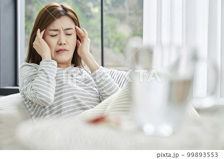 頭痛 若い女性 主婦 99893553