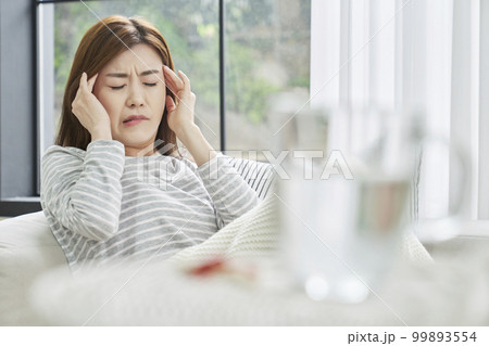 頭痛 若い女性 主婦 99893554