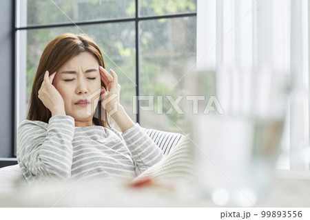 頭痛 若い女性 主婦 99893556