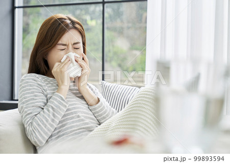鼻水 痛み 若い女性 99893594