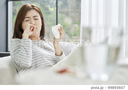 鼻水 痛み 若い女性 99893607