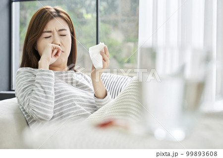 鼻水 痛み 若い女性 99893608