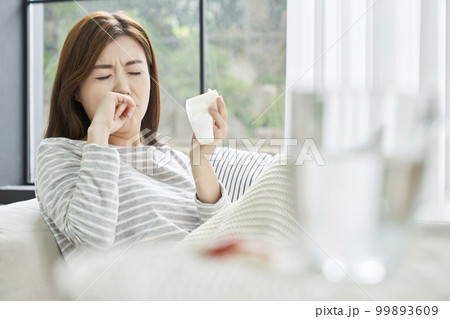 鼻水 痛み 若い女性 99893609
