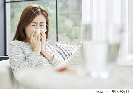 鼻水 痛み 若い女性 99893616