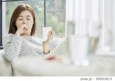 鼻水 痛み 若い女性 99893624
