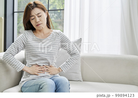 腹痛 痛み 若い女性 99894123