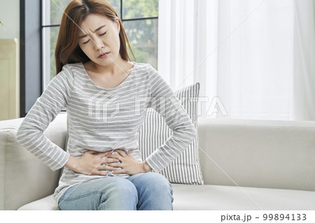 腹痛 痛み 若い女性 99894133