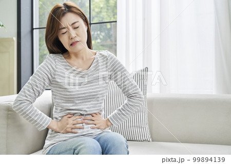 腹痛 痛み 若い女性 99894139