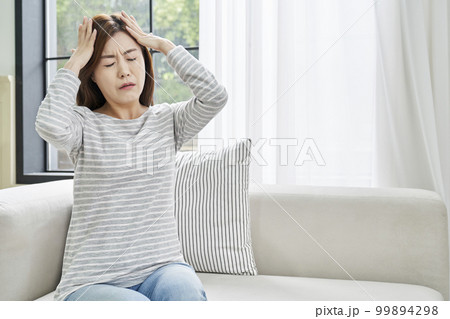 頭痛 若い女性 主婦 99894298