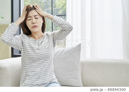 頭痛 若い女性 主婦 99894300