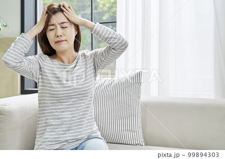 頭痛 若い女性 主婦 99894303