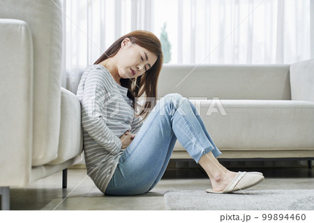 腹痛 痛み 若い女性 99894460