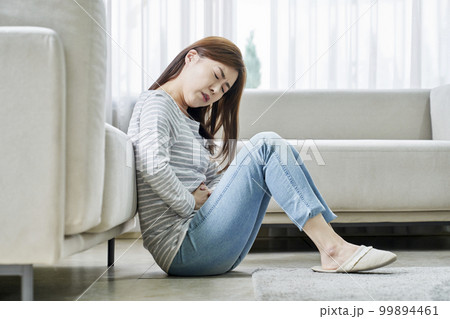 腹痛 痛み 若い女性 99894461