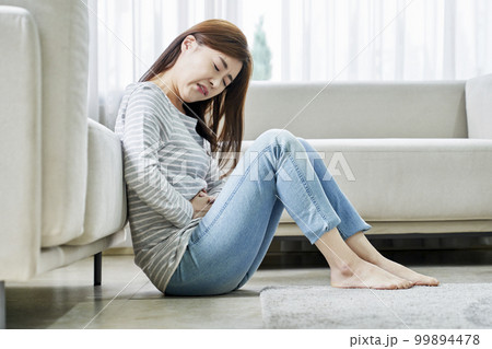 腹痛 痛み 若い女性 99894478