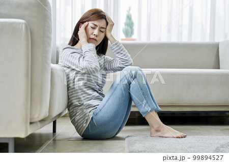 頭痛 若い女性 主婦 99894527