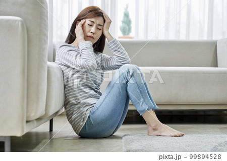 頭痛 若い女性 主婦 99894528