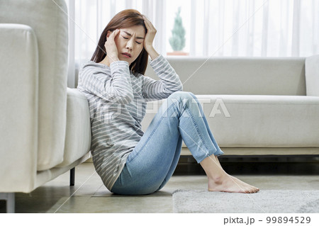 頭痛 若い女性 主婦 99894529