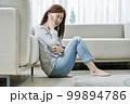若い女性 主婦 リビングルーム 99894786