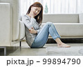 若い女性 主婦 リビングルーム 99894790
