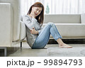 若い女性 主婦 リビングルーム 99894793