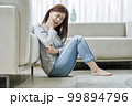 若い女性 主婦 リビングルーム 99894796