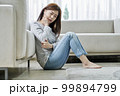 若い女性 主婦 リビングルーム 99894799