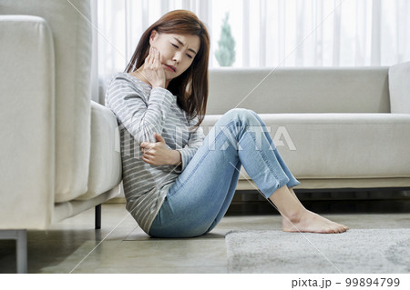 若い女性 主婦 リビングルーム 99894799