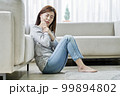 若い女性 主婦 リビングルーム 99894802