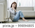 若い女性 主婦 リビングルーム 99894805