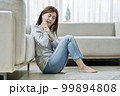 若い女性 主婦 リビングルーム 99894808