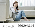 若い女性 主婦 リビングルーム 99894814