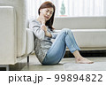 若い女性 主婦 リビングルーム 99894822